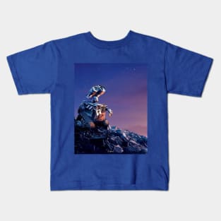 Wall-E looks at the sky Kids T-Shirt